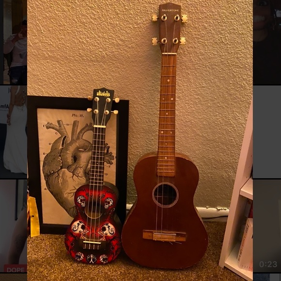 Baritone Ukulele - Picture 1 of 2